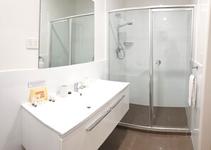 Dusche, Haartrockner, Handtücher, Seife