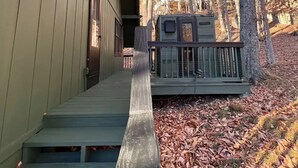 A wooden cabin with a porch, a small deck, and a covered outdoor area. - 4 min Beech Mtn. Gem: Cabin Retreat near Slopes & Trails 
Pet friendly (Beech Mountain)