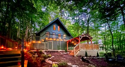 4 min Beech Mtn. Gem: Cabin Retreat near Slopes & Trails
Pet friendly