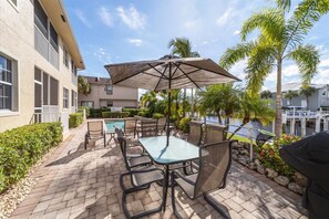 Outdoor dining - Punta Gorda 3-Bedroom Canalfront Vacation Condo with Dock (Punta Gorda)