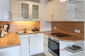 Coffee/tea maker, fridge, oven, stovetop - Meeresrauschen - Haus Dünenburg, Elisabethstraße 9 - Diese Freundlich Eingerichtete 2-zimmer-wohnung (Westerland)