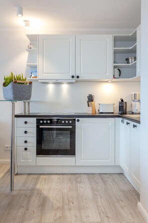 Fridge, oven, stovetop, dishwasher - Nette Hunde - Großzügige, Moderne 2 Zimmerwhg. am Rathausplatz mit Stellplatz (Sylt)