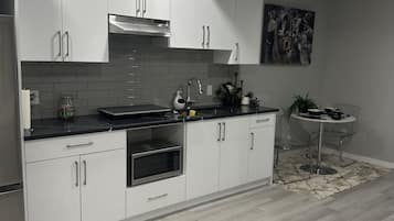Kühlschrank, Mikrowelle, Herdplatte, Wasserkocher mit Kaffee-/Teezubehör