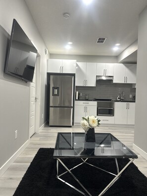 Fridge, microwave, stovetop, coffee/tea maker - New haven get-away. (Leduc)