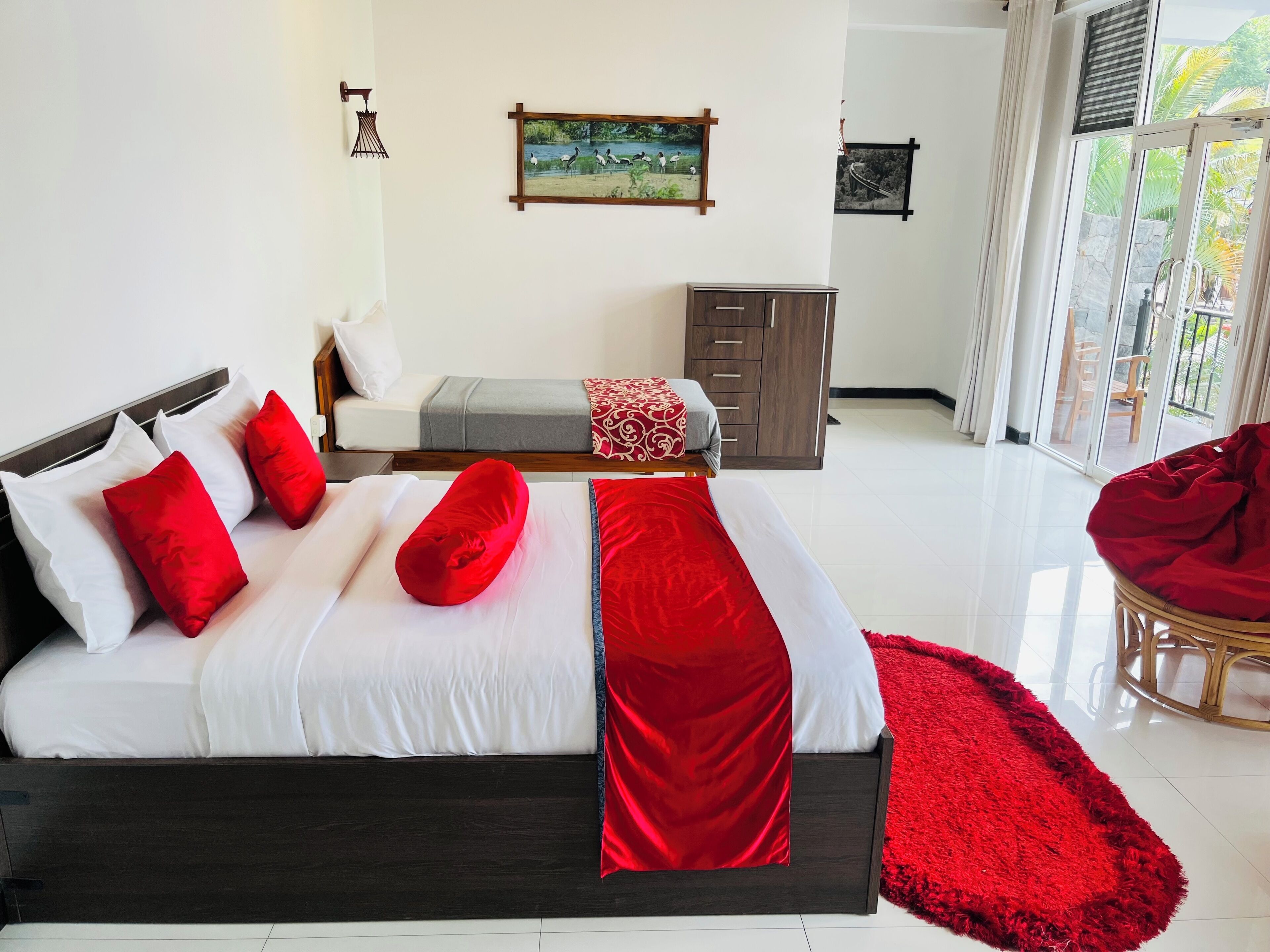 Muebles diferentes, escritorio y wifi gratis 