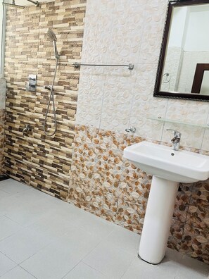 Habitació triple Deluxe | Bany | Assecador de cabells, barnussos i sabatilles 
