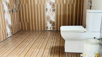 Kamar Triple Deluks | Kamar mandi | Pengering rambut, jubah mandi, dan sandal