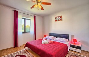 4 slaapkamers, reisbedje, gratis wifi, beddengoed