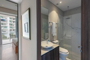 Appartement Exécutif, plusieurs lits | Salle de bain | Douche, serviettes fournies