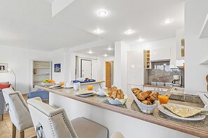 Jääkaappi, uuni, liesi, astianpesukone