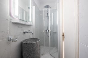 Shower, towels - Le Soleil d'Antibes, Antibes, France (Antibes)