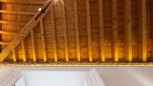 Eine Holzbalkendecke mit schrägem Dach.