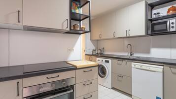 Frigorífico, microondas, horno y lavavajillas