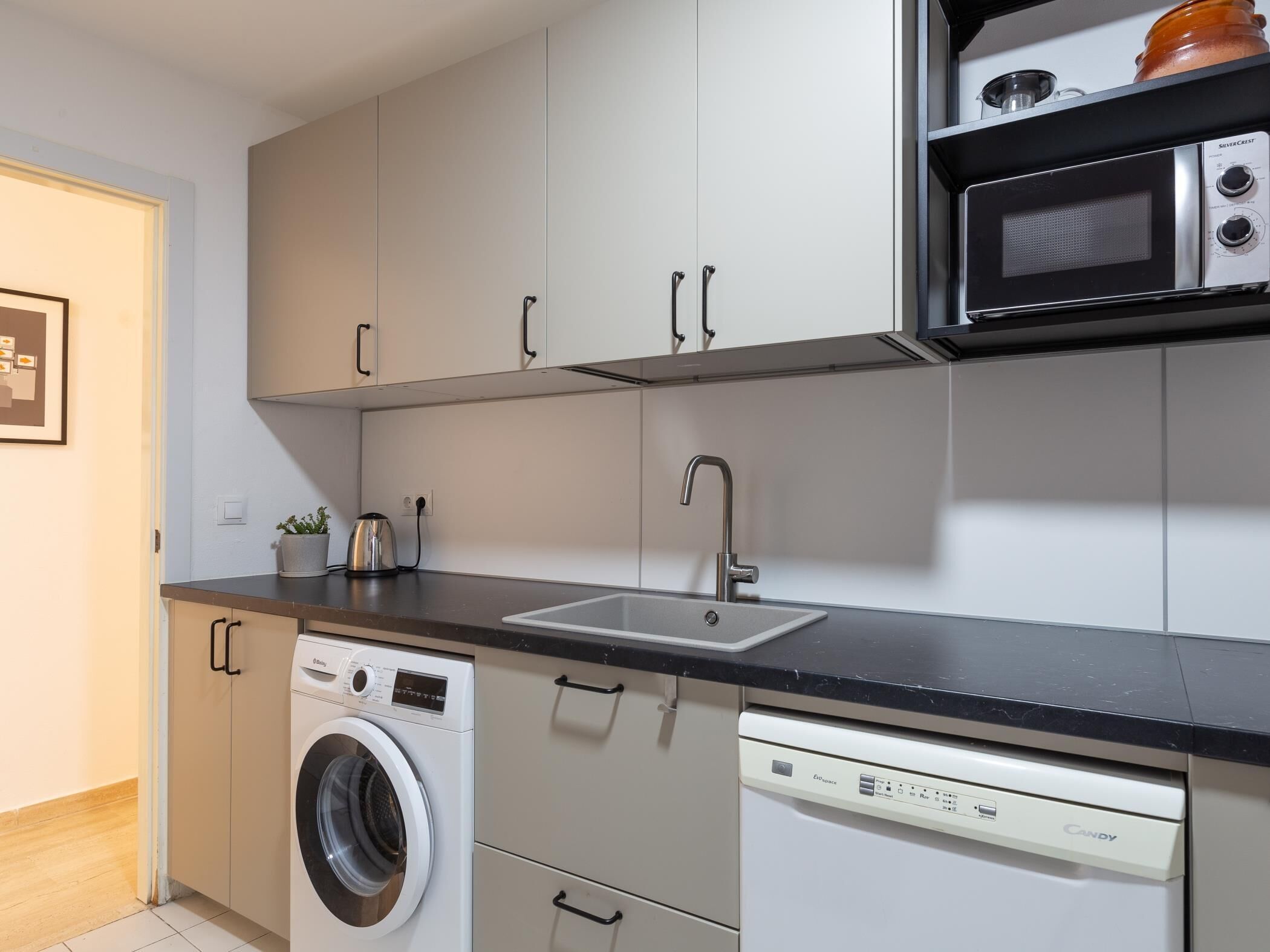 Een koelkast, een microgolfoven, een oven, een vaatwasser