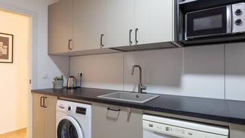 Een koelkast, een microgolfoven, een oven, een vaatwasser