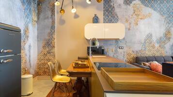 Réfrigérateur, micro-ondes, cafetière/bouilloire, grille-pain