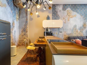 Fridge, microwave, coffee/tea maker, toaster - apartment with beautiful balconies next to Plaza de la Constitución (Málaga)