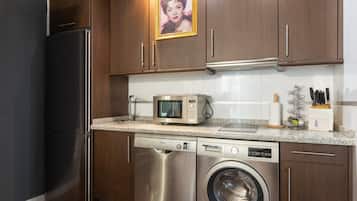 Kjøleskap, mikrobølgeovn, oppvaskmaskin og kaffetrakter/tekoker