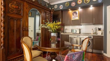 Frigorífico, microondas, lavavajillas y cafetera o tetera