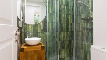 Een douche, een haardroger, handdoeken