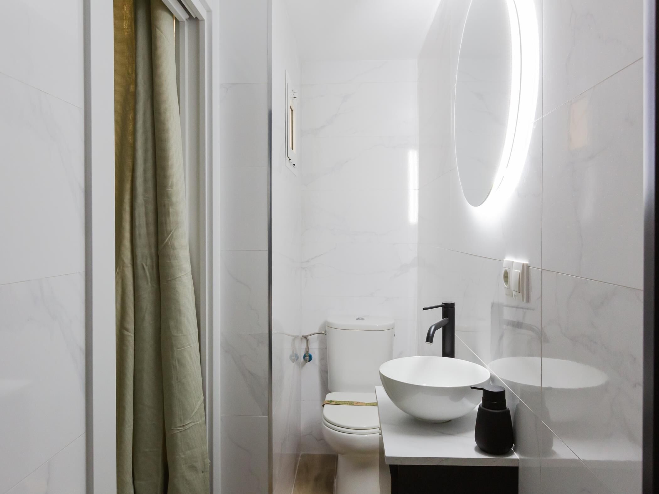Ducha, secador de pelo y toallas