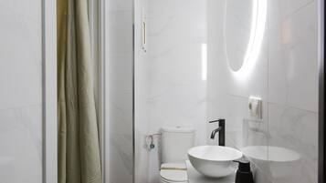 Ducha, secador de pelo y toallas