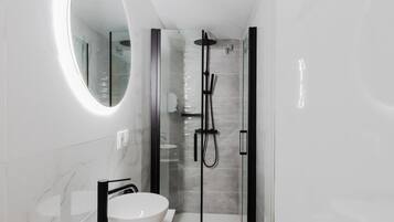 Een douche, een haardroger, handdoeken