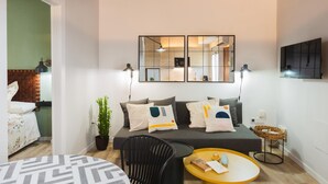 Un salon moderne avec un canapé, une table à manger et une plante en pot.