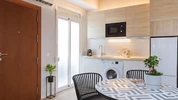 Een koelkast, een magnetron, een koffiezetapparaat/waterkoker