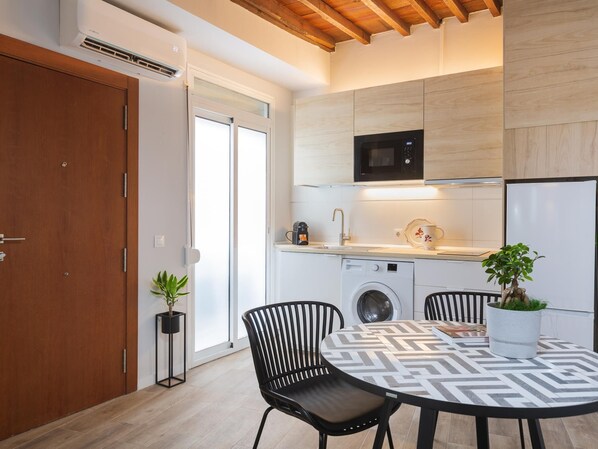 Fridge, microwave, coffee/tea maker, toaster - Quiet apartment in the center (Málaga)