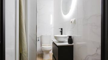 Een douche, een haardroger, handdoeken