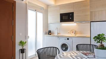 Réfrigérateur, micro-ondes, cafetière/bouilloire, grille-pain