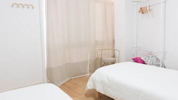 2 slaapkamers, een strijkplank/strijkijzer, wifi, beddengoed