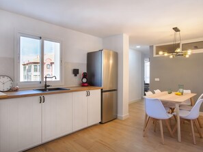 冷蔵庫、電子レンジ、オーブン、コーヒー / ティーメーカー