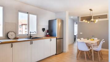 Een koelkast, een magnetron, een oven, een koffiezetapparaat/waterkoker