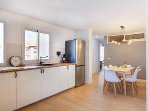 Een koelkast, een magnetron, een oven, een koffiezetapparaat/waterkoker