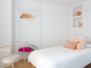 2 室のベッドルーム、アイロン / アイロン台、WiFi、ベッドシーツ