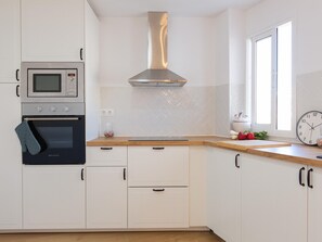 Jääkaappi, mikroaaltouuni, uuni, kahvin-/teenkeitin