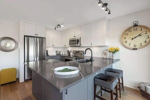 Kylskåp, mikrovågsugn, ugn och spishäll