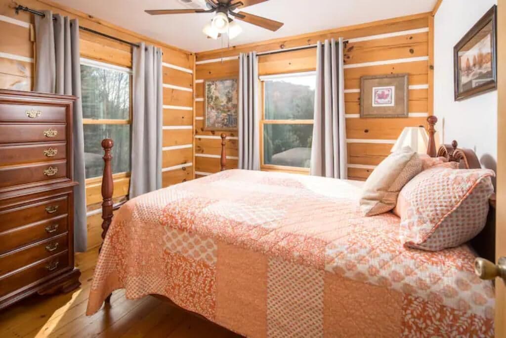 4 bedrooms, iron/ironing board, free WiFi, bed sheets