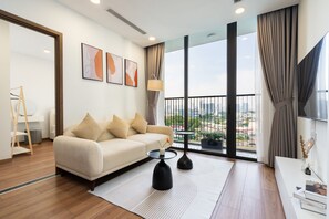 ซูพีเรียอพาร์ทเมนท์, 2 ห้องนอน, ใช้สระว่ายน้ำได้, วิวเมือง | บริเวณนั่งเล่น | สมาร์ททีวี 50 นิ้ว พร้อมช่องดาวเทียม