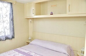 2 bedrooms, iron/ironing board, bed sheets