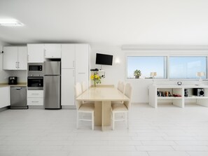 Fridge, microwave, oven, dishwasher - Modern and Serene Apartment near Meia Praia (Lagos)
