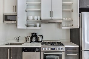 Fridge, microwave, oven, stovetop - Impeccable Hudson Yards 1BR w/ Gym & W/D, nr Penn Station, by Blueground (New York)