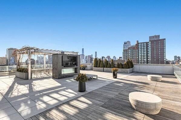 Outdoor dining - Gorgeous LES 1BR w/ Gym, Doorman & W/D, nr Park, by Blueground (New York)