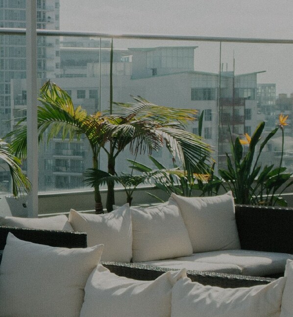 Property grounds - Gorgeous LES 1BR w/ Gym, Doorman & W/D, nr Park, by Blueground (New York)