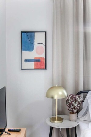 1 habitación, escritorio, tabla de planchar con plancha y cuna de viaje 