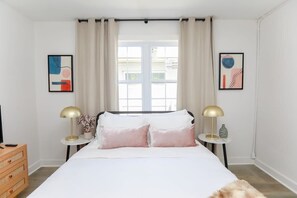 1 chambre, bureau, fer et planche à repasser, lit parapluie