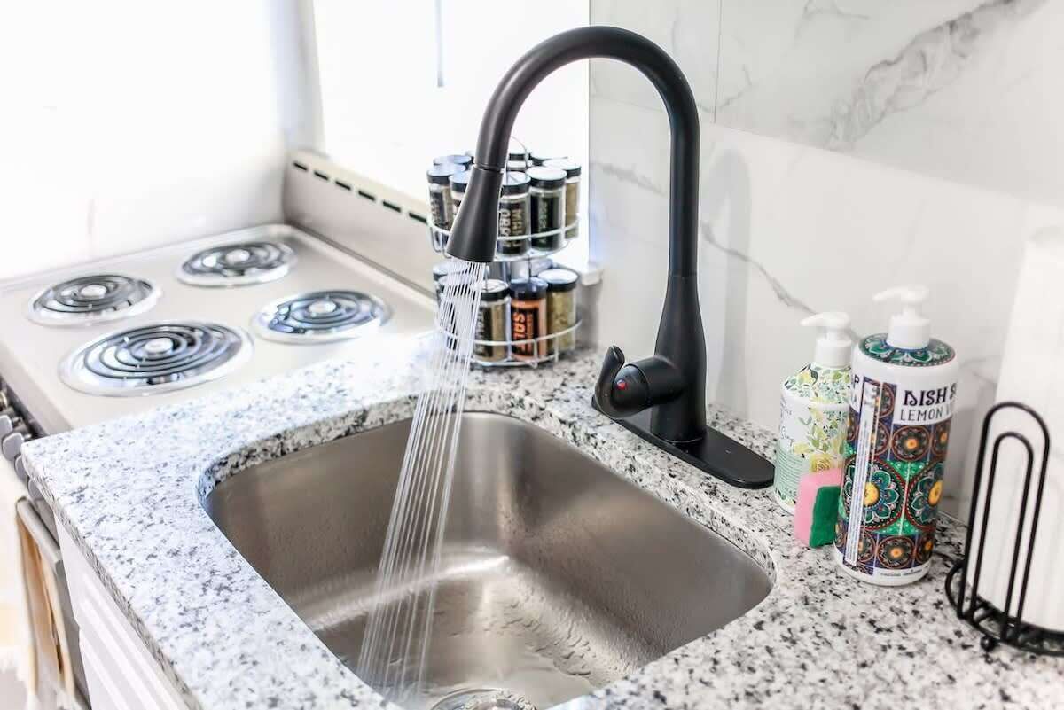 Kjøleskap, kokeplater, kaffetrakter/tekoker og brødrister