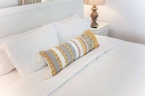 2 室のベッドルーム、デスク、アイロン / アイロン台、旅行用ベビーベッド